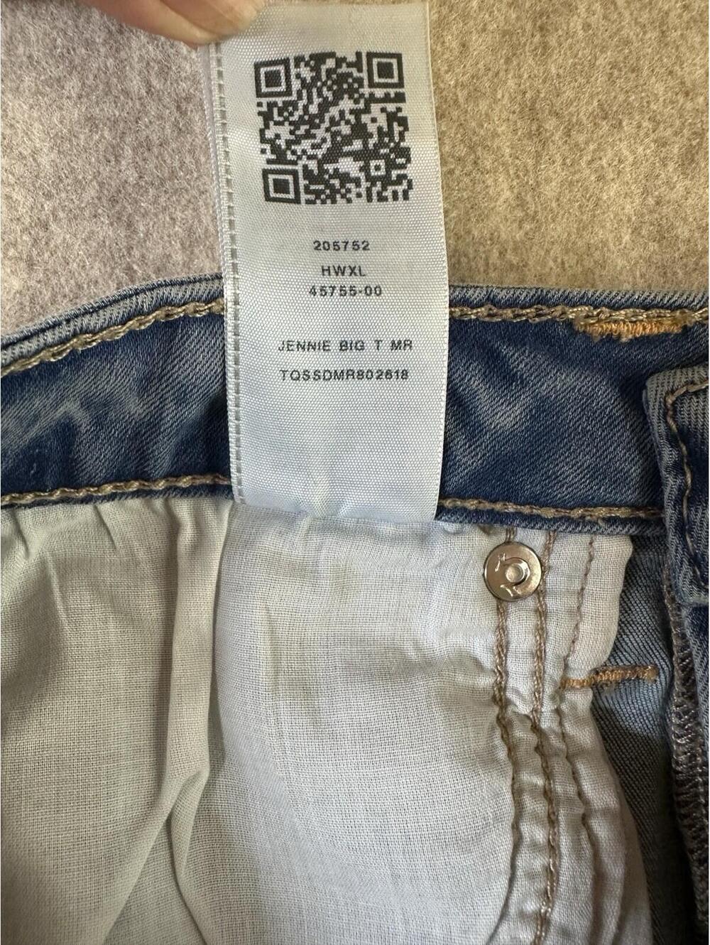 TRUE RELIGION Jennie Curvy Mid Rise Capri Blue Jeans Size 27 Medium Wash Cuffed - Picture 9 of 9